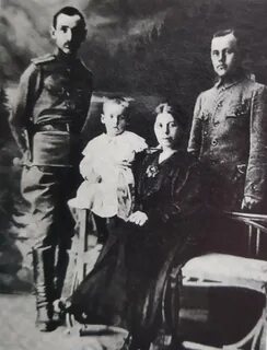 Папа слева