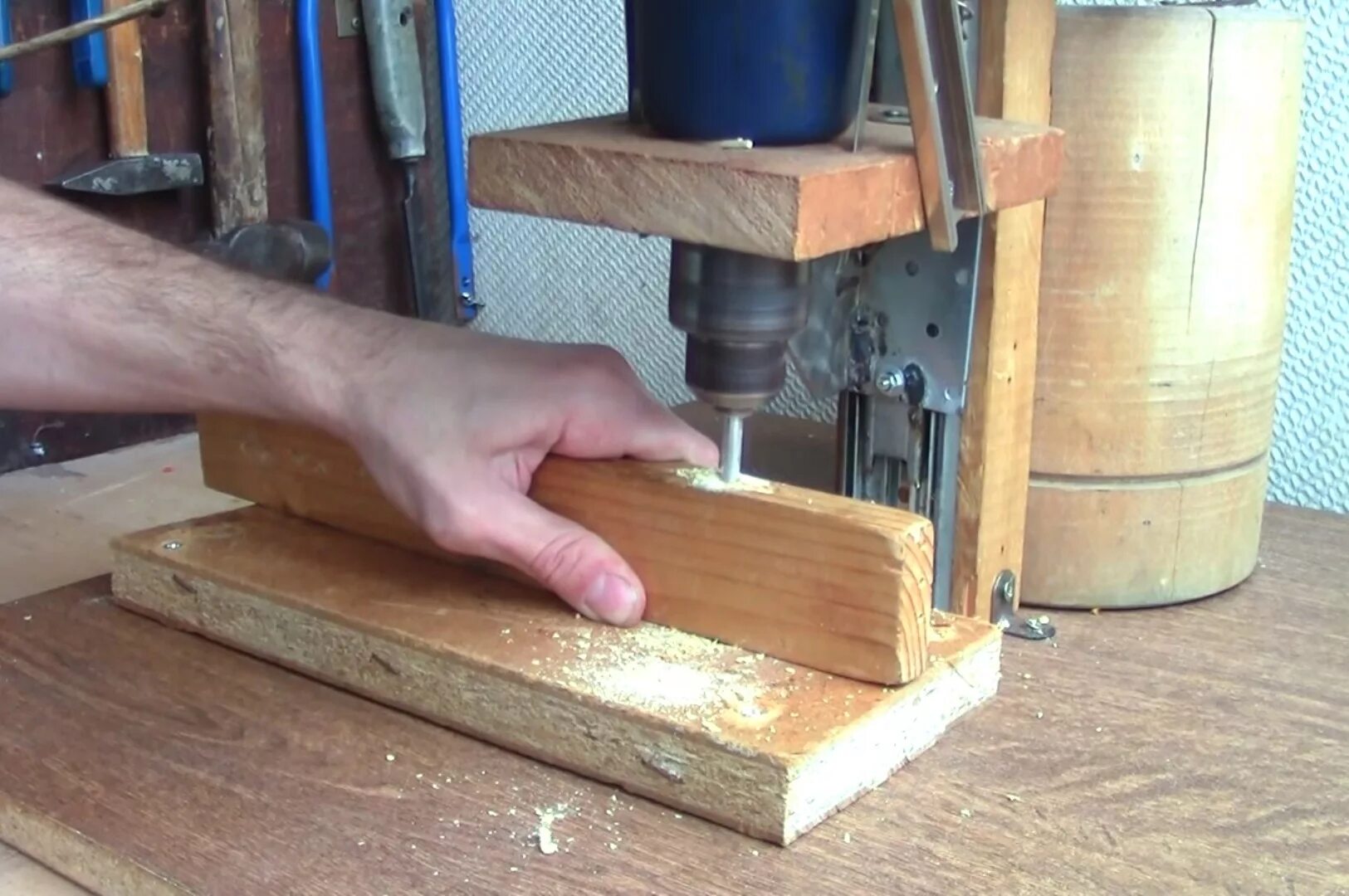 Сделать станок из дрели своими руками. Стойка для болгарки homemade Drill Press. Сверлильный станок из дерева. Самодельный сверлильный станок из дерева. Сверлильный станок из дрели из дерева.