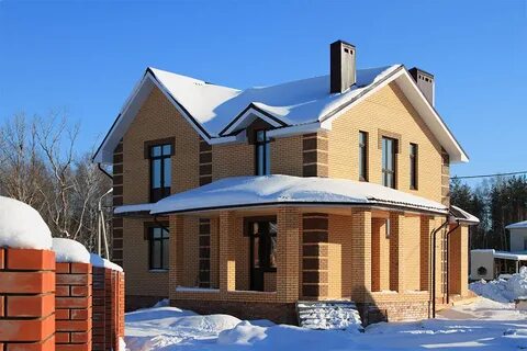 Кирпичный дом зимой