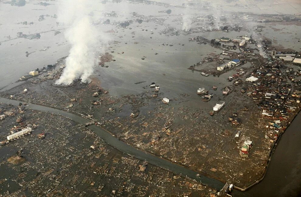 Землетрясение в реке. ЦУНАМИ Фукусима 2011. ЦУНАМИ В Японии в 2011.