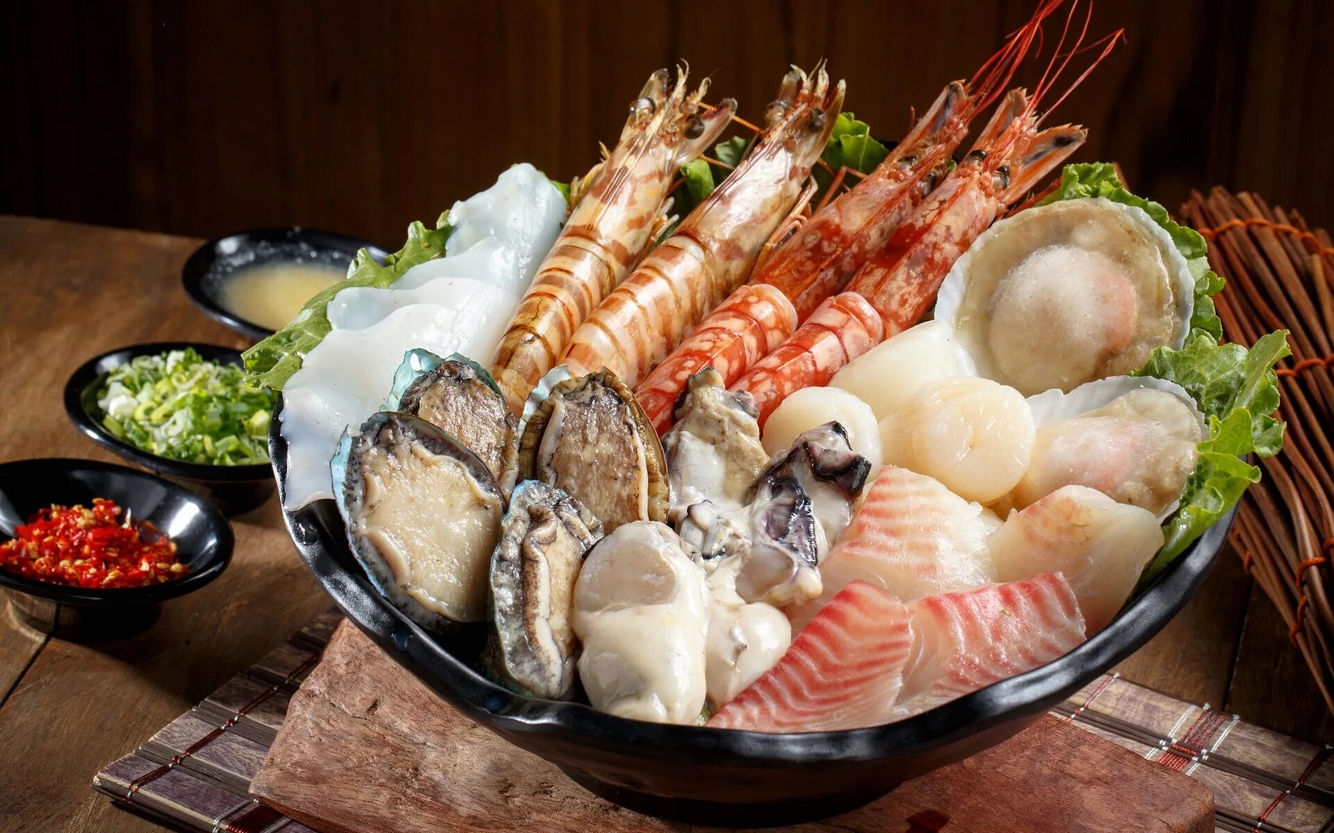 Ракушка креветки. Устрицы, лангусты, омары. Ракушка креветки. Морские продукты. Ракушки морские съедобные.