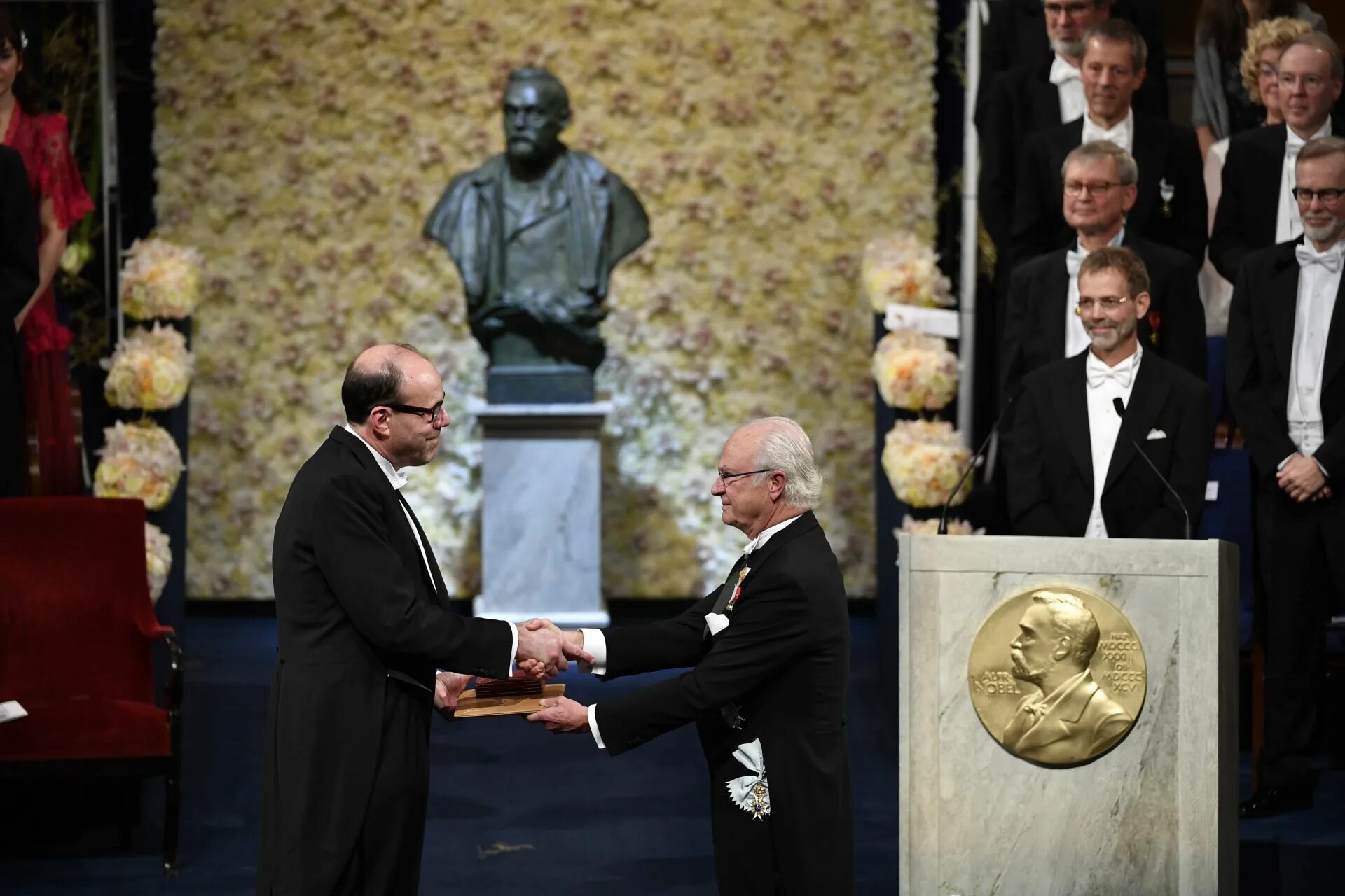 Winning the first prize. Франко Модильяни вручение Нобелевской премии. Шведский Король Нобелевская премия. Стокгольм Король вручение Нобелевской.