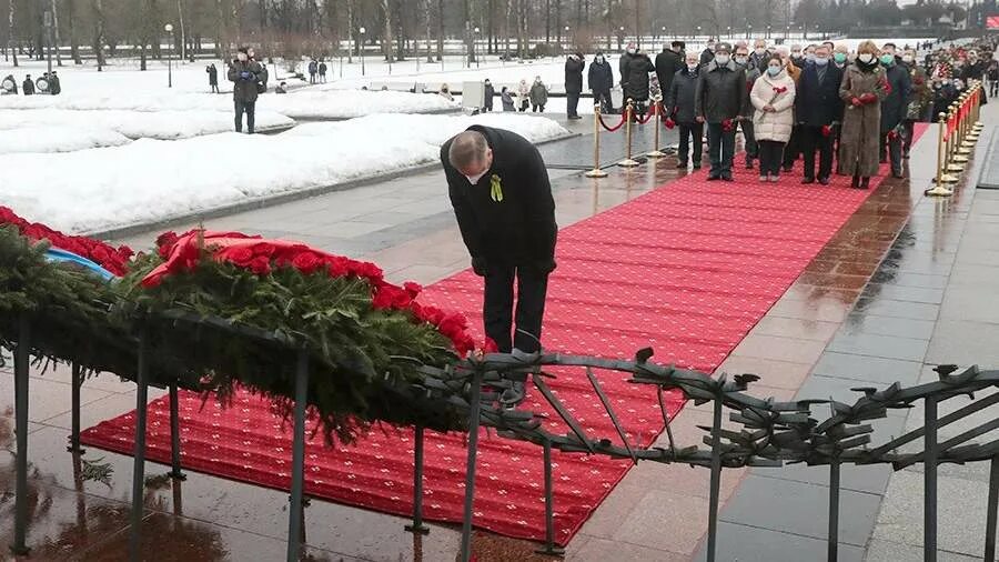 блокада ленинграда прорубь. памятник блокадникам в вологде. ленинград пискаревское мемориальное кладбище. путин на пискарёвском кладбище снайперы. блокадник погребения.