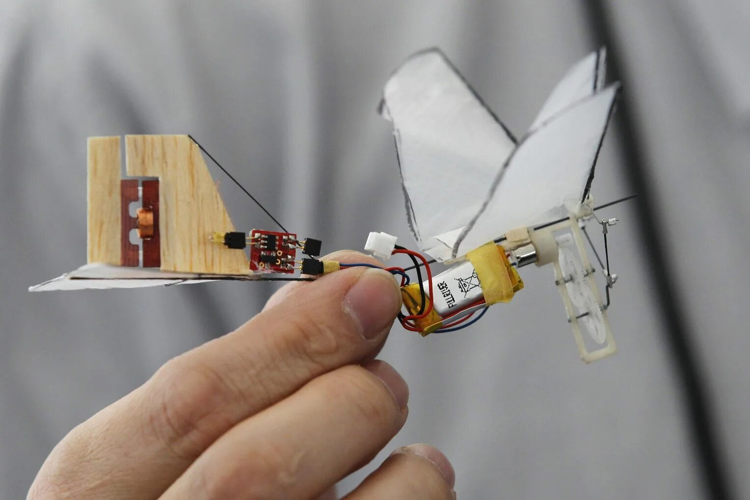 Самодельные летающие. Орнитоптер дрон. Микро орнитоптер. Самодельный робот. Робот из подручных материалов.