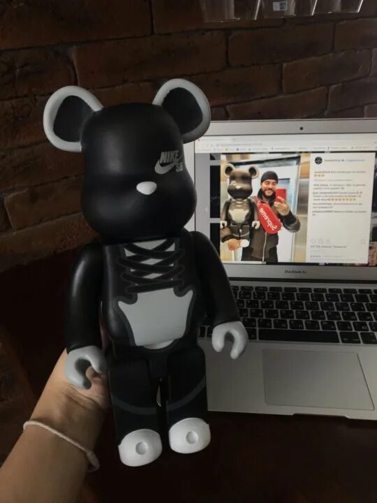 KAWS игрушка мишка. Медведь игрушка найк. Nike мишки. Bearbrick пушистый. Медведь найк