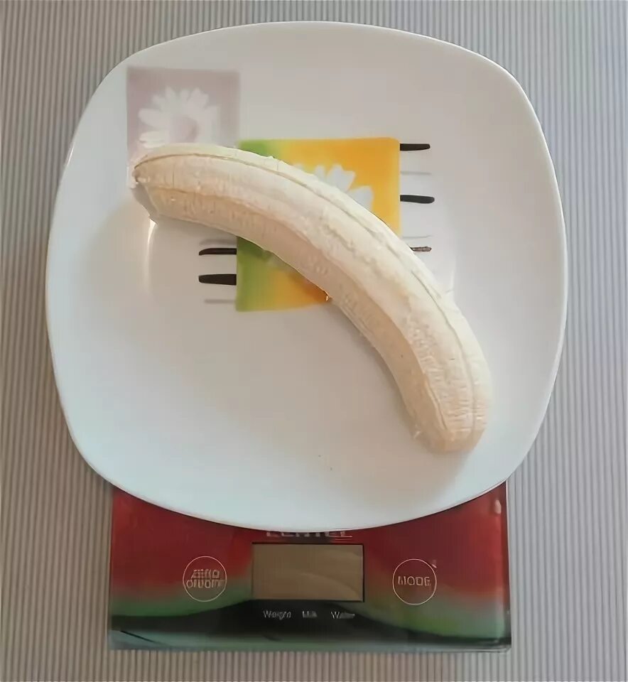 Сколько весит банан без кожуры в среднем. 100г банана. Вес банана без кожуры. 1 Банан грамм. 100 Грамм банана.