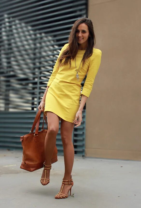 Босоножки какими платьями подходит. Туфли к желтому платью. Обувь к желтому платью. Образ с желтыми туфлями. Босоножки к желтому платью летнему.