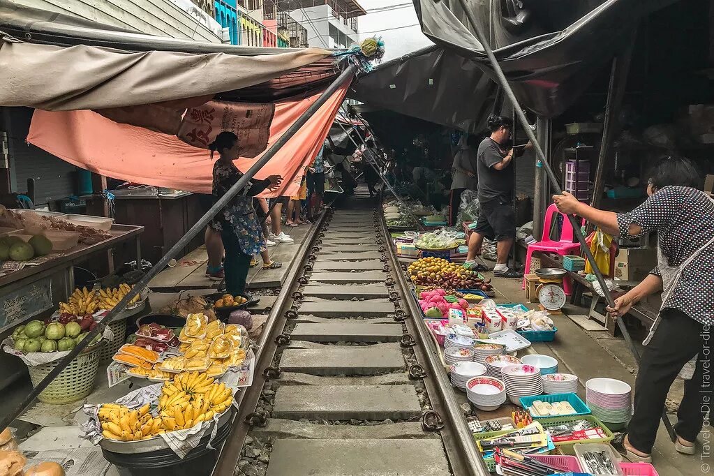 Новости бангкока. Железнодорожный рынок Меклонг (Таиланд). Рынок Меконг Таиланд. Рынок Меклонг в Таиланде.. Рынок в Тайланде на железной дороге.