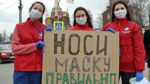 Волонтеры раздают маски