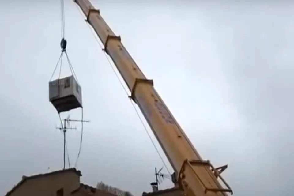 С помощью подъемного крана поднимают. Смертная казнь подъемным краном. подъемный кран подвешенный на тросах. повешение на подъёмном кране. повешение в иране на подъемных кранах.