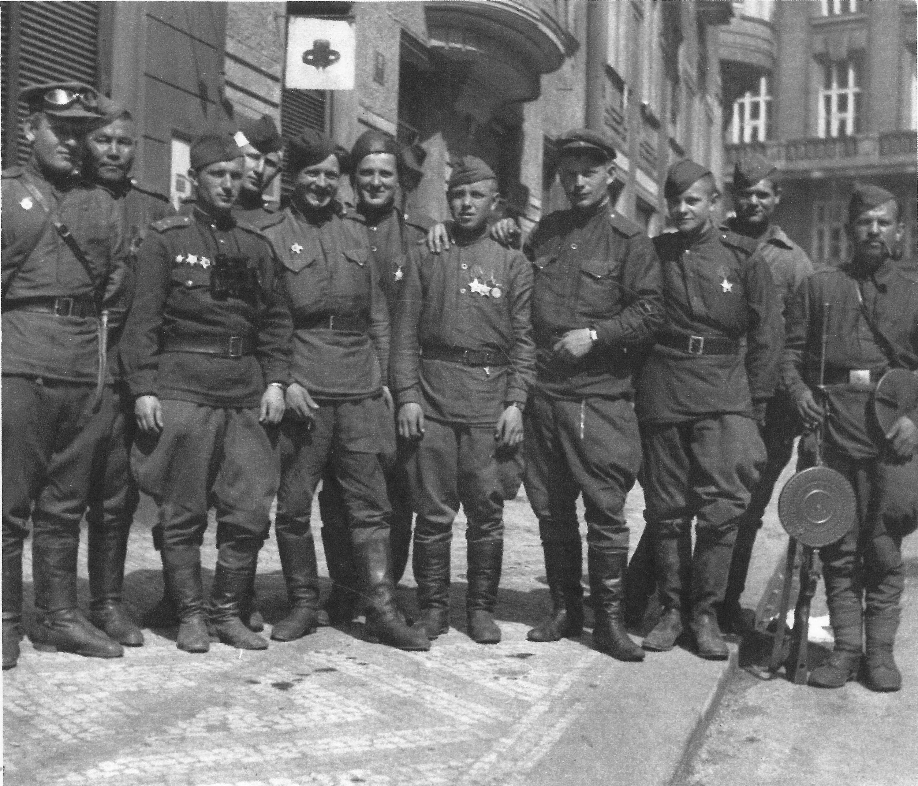 Советская армия в Праге 1945. Советские войска в Праге 1945. Советские солдаты в Праге 1945.