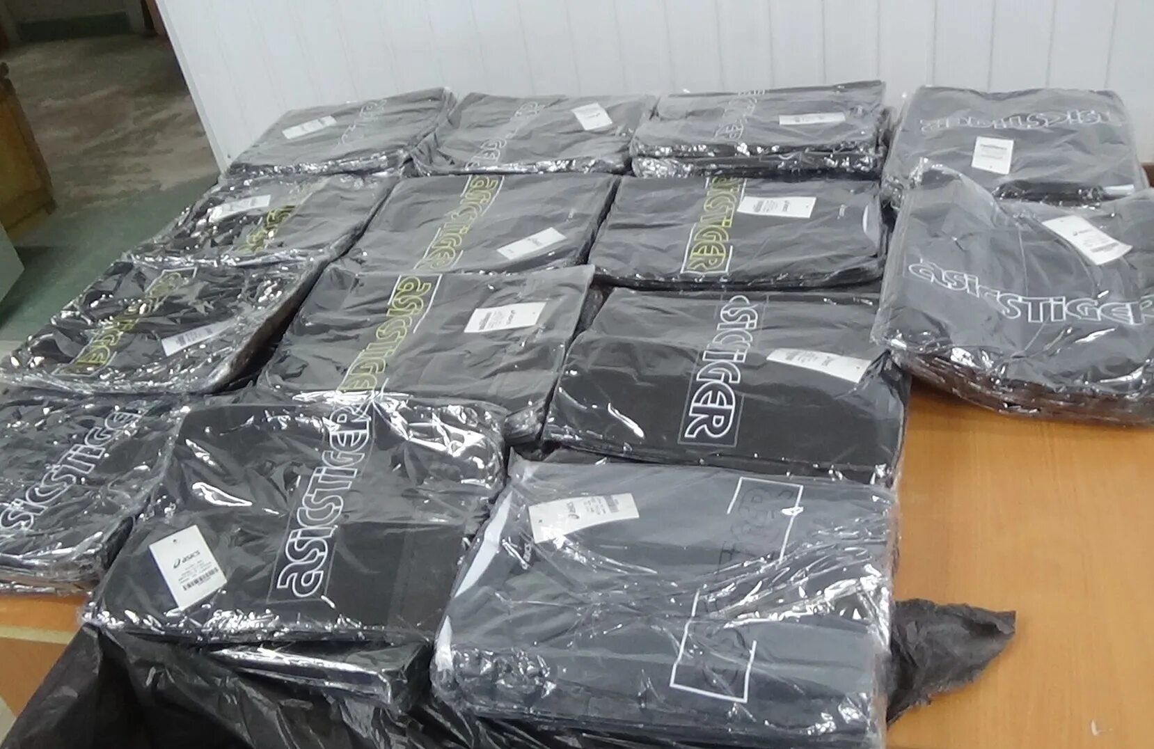 Продам контрабанду. 1 кг гашиша. Контрабанда шоколадная. Контрабанда сигарет. Продам контрабанду.