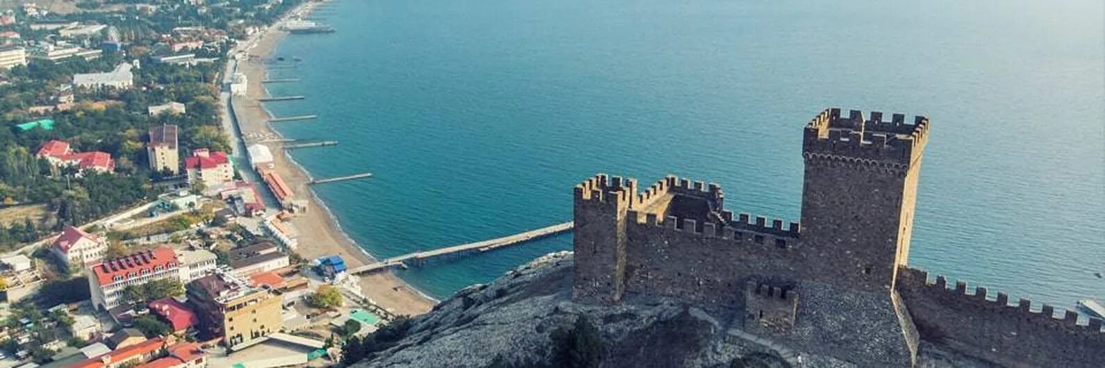 Феодосия. Феодосия центр улочки. Работа город феодосия. Дворы многоквартирных домов. Феодосия центр города.