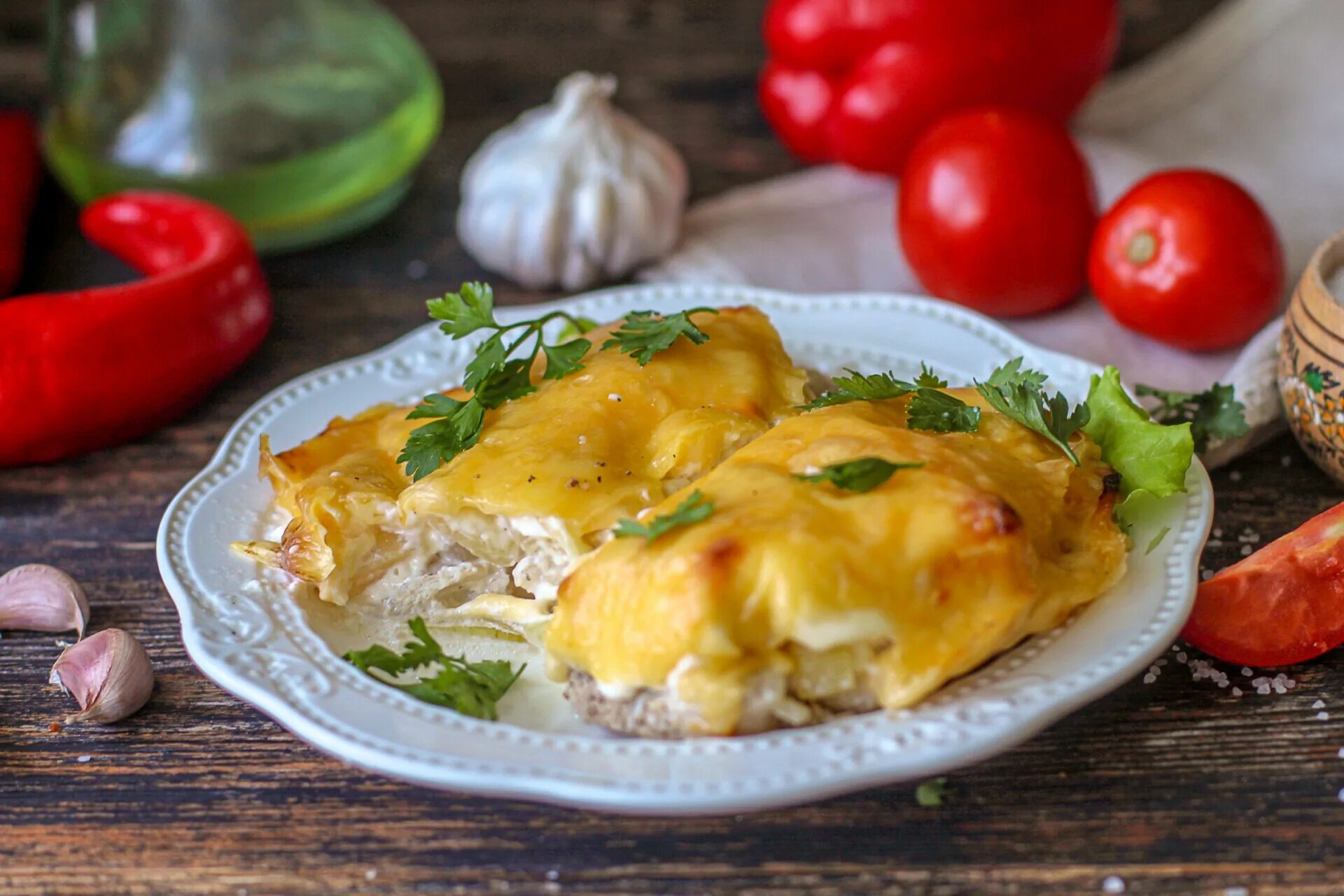 куриная отбивная с ананасом и сыром в духовке. отбивная из цветной капусты. куриная отбивная с ананасом в духовке. необычные блюда на праздничный стол. филе курицы с ананасами и сыром в духовке.