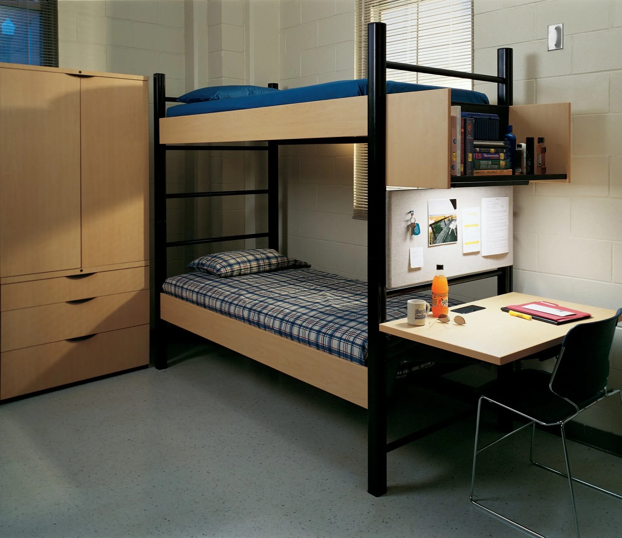 Двухэтажная кровать в общаге. Кровать двухъярусная для общежития. Двухъярусная кровать для студентов. Двухуровневая кровать в общагу.