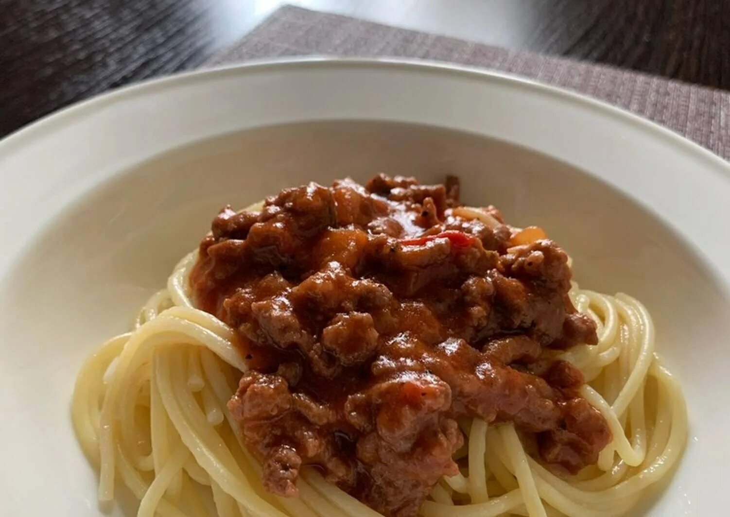 Паста болоньезе зеленая. Spaghetti bolognese. Спагетти. Кворн болоньезе. Паста с соусом болоньезе.