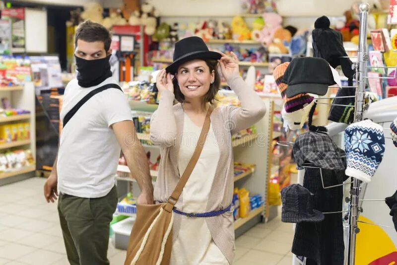Фото людей которые крали товар в магазине. Stolen stores. Клептомания мужчина. Stolen stores. Одежда шоплифтера.