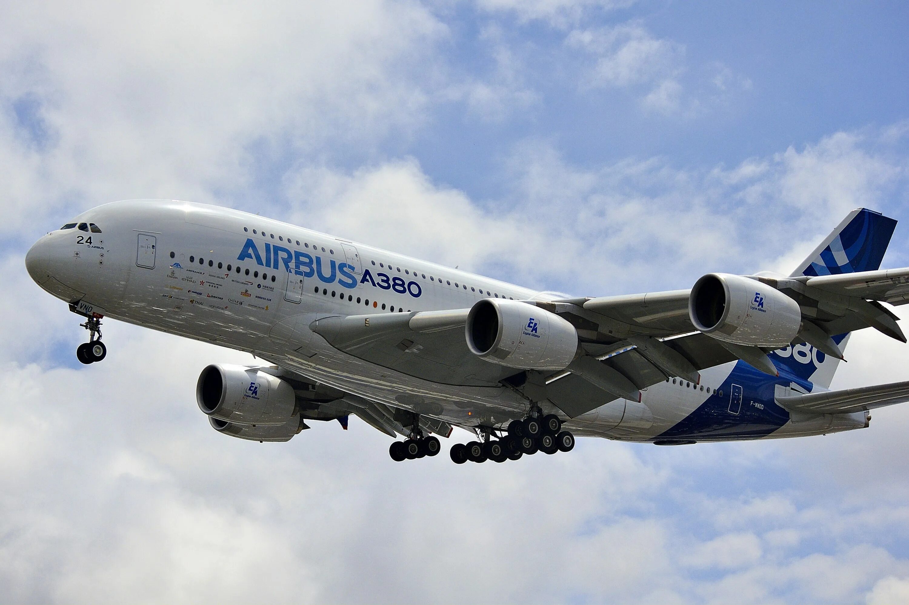 Самолёт Airbus a380. Эйрбас 380. Airbus a380 пассажирский самолёт. Airbus a380 фото.