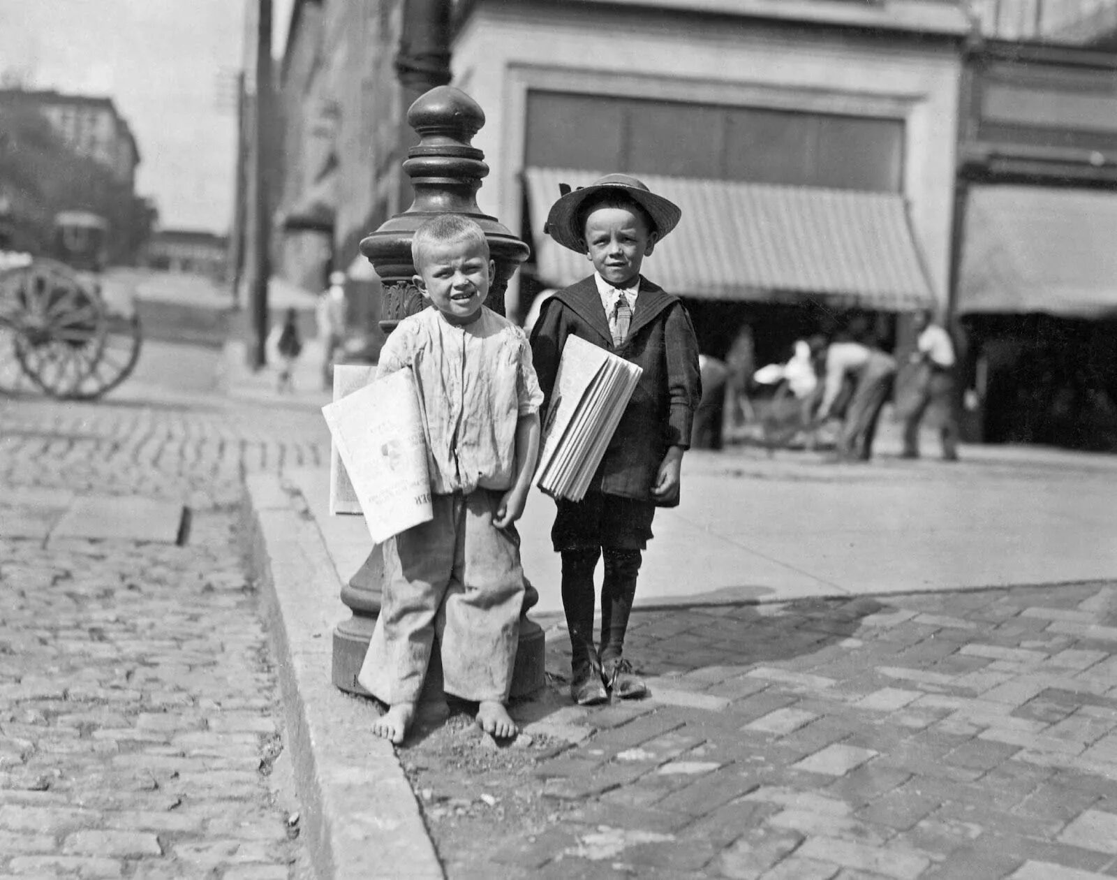 Old society. Льюис Хайн мальчишка-газетчик. Старые фотографии. Продавец газет старые снимки. Разносчик газет.