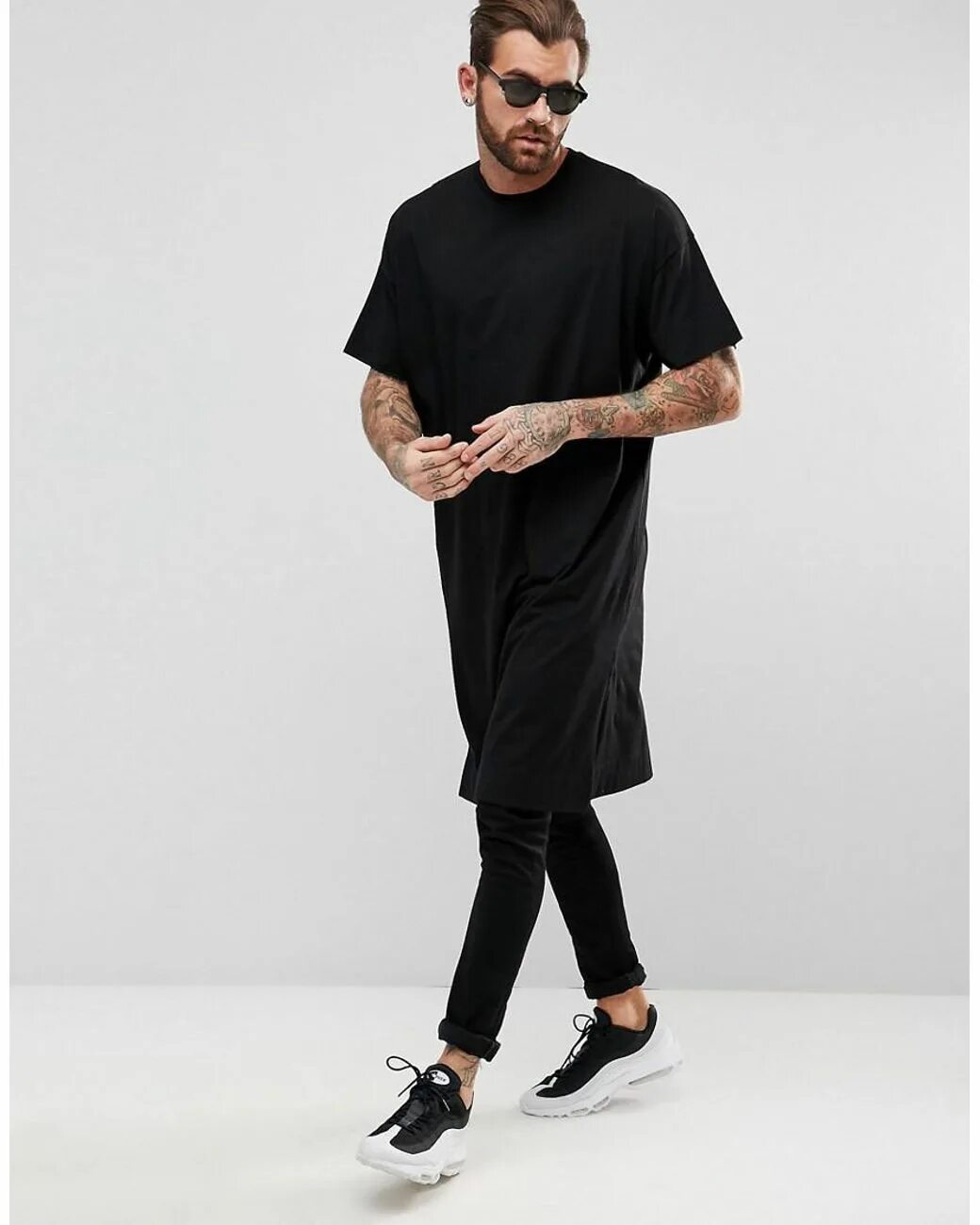 Футболка adidas мужская белая oversize. Длинная футболка мужская оверсайз. Мужская футболка скетчерс оверсайз. Оверсайз футболки мужские удлиненные. Длинная футболка мужская оверсайз.