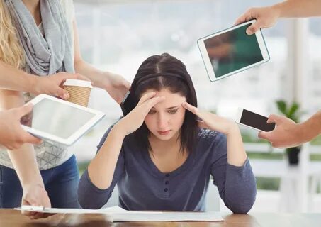 Девушка отвлекает от работы