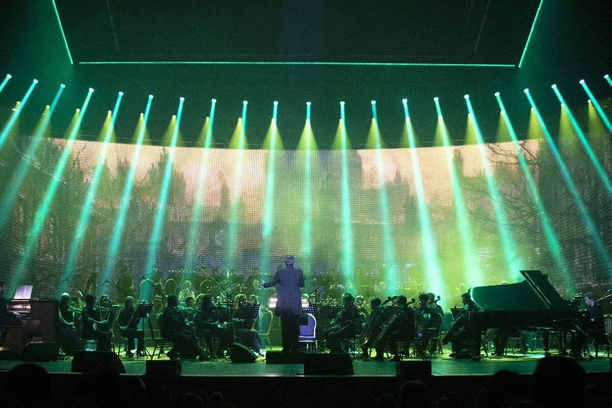 Cinema orchestra medley. Hans zimmer universe оркестр. Шоу энигма. Ханс циммер оркестр. Цска арена концерт ханс циммер.