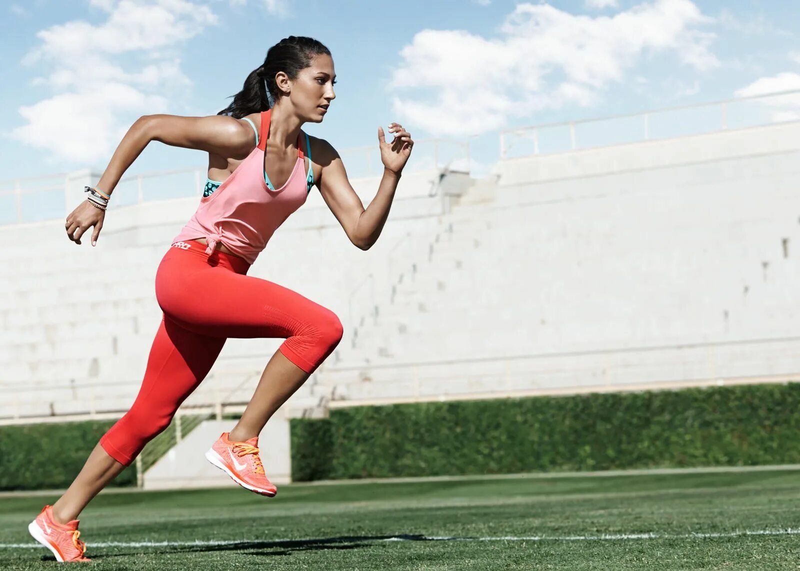 Women in sports. Стояна Ракова спортсменка. Кристен пресс. Женщина бежит. Девушка бежит спорт.