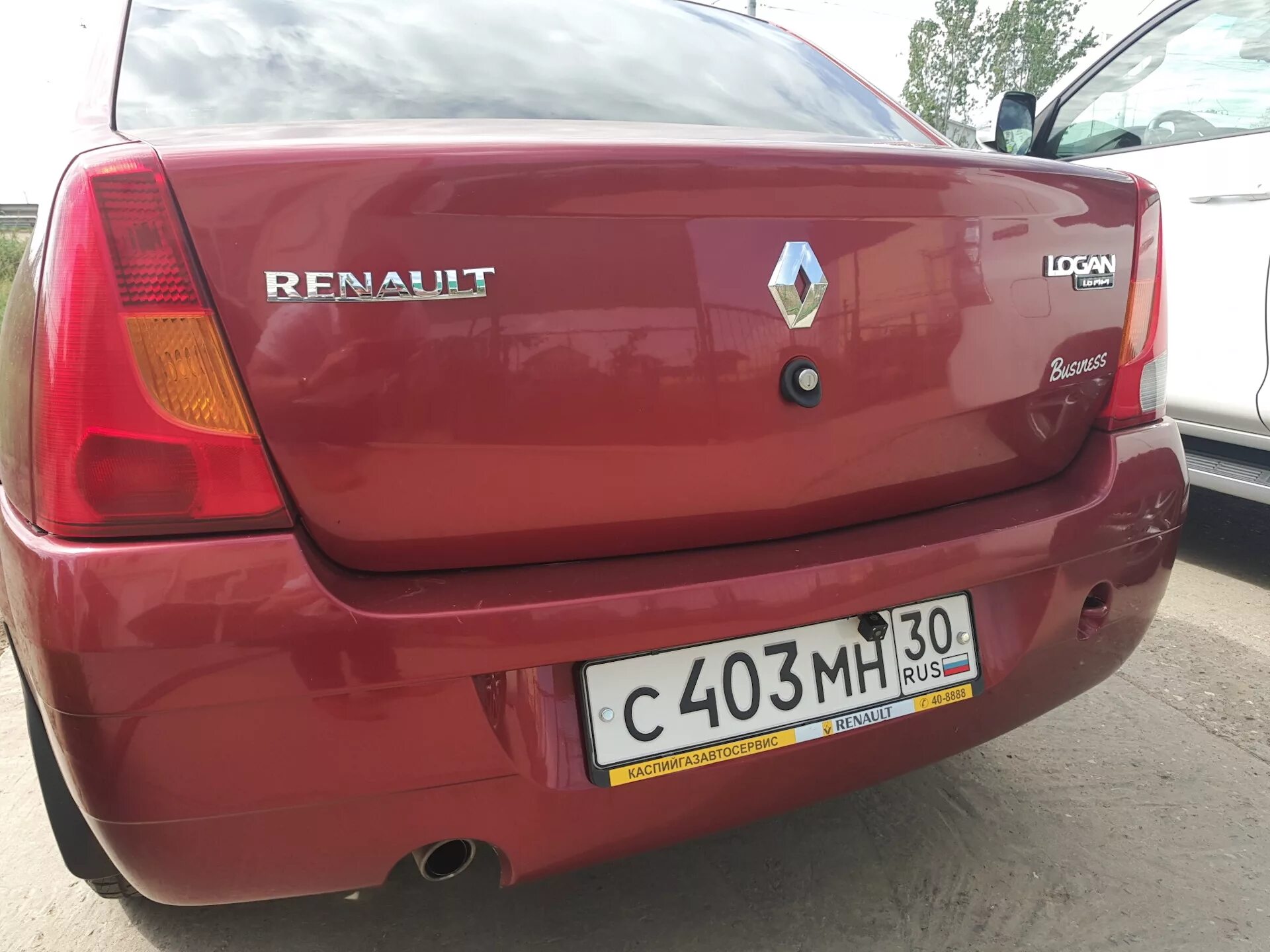Рено задний вид. Камера заднего вида Рено Логан. Камера заднего вида Рено Логан 2. Renault Logan 1 сзади. Камера заднего вида Рено Логан 1.