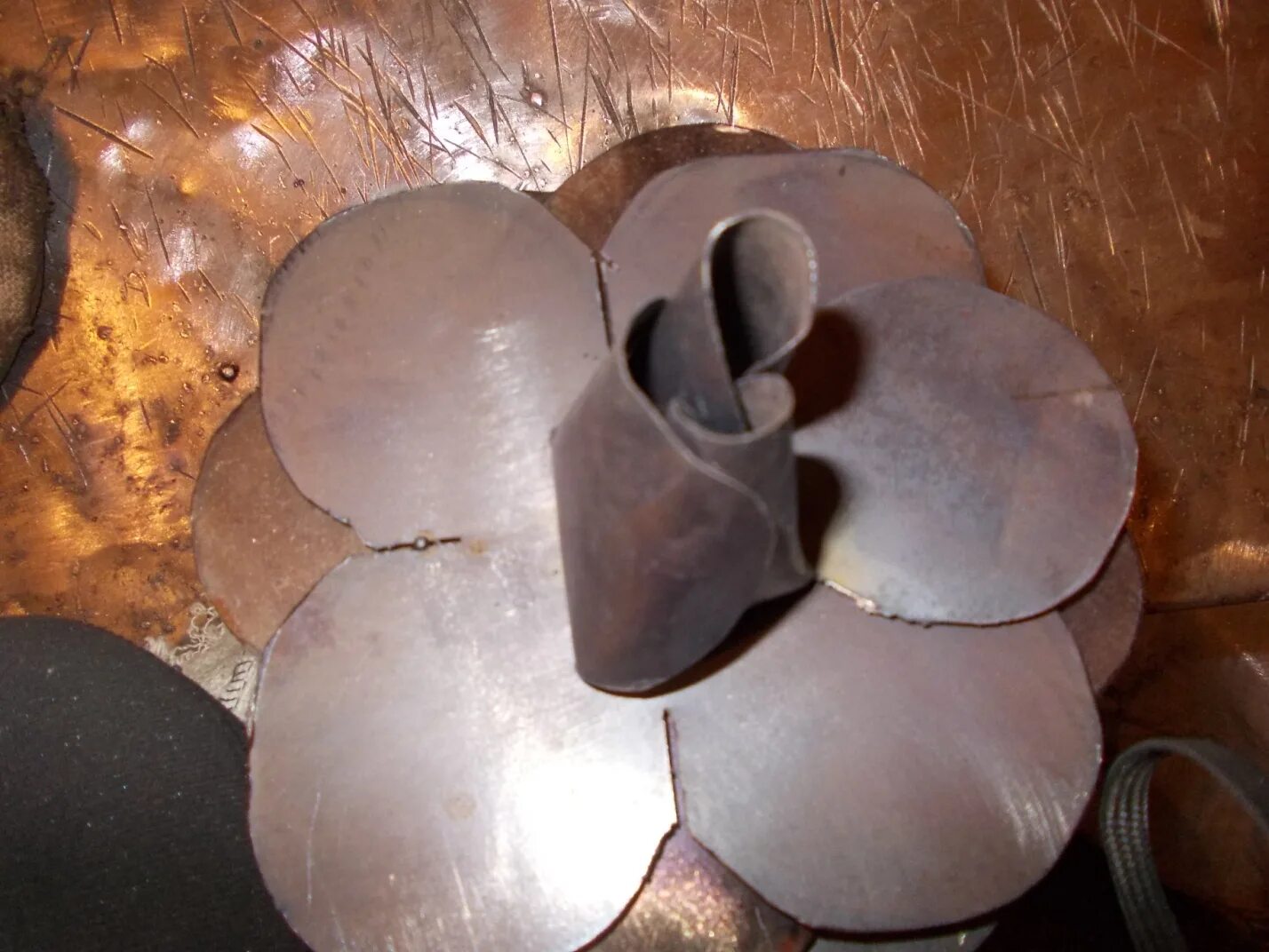 Роза из листового металла. Роза из железа. Цветок из листового металла. Роза из металла. Кованая роза.