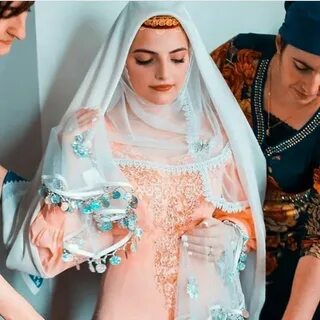 Бір қыз иттің сиқырына минет жасайды