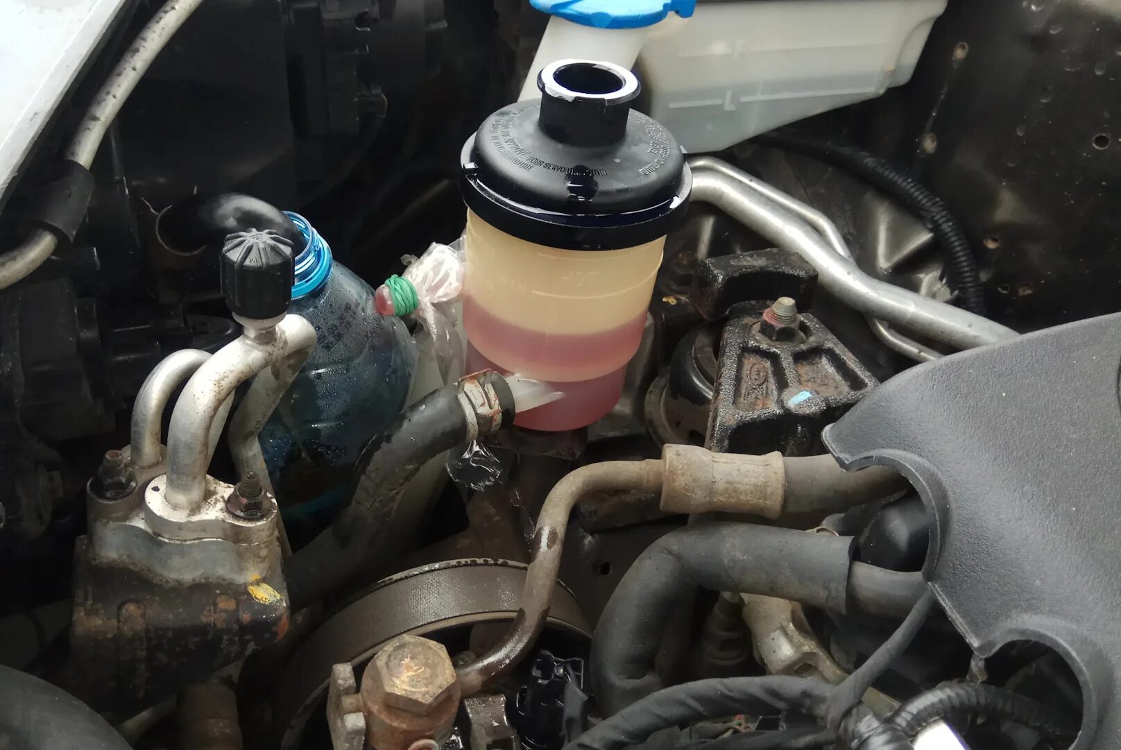 Бачок жидкости гур прадо 150. Opel vectra 2004 масло в гур. Замена жидкости гидроусилителя руля. Lexus rx 270 тормозная жидкость. Жидкость гур ваз 2170 2010.