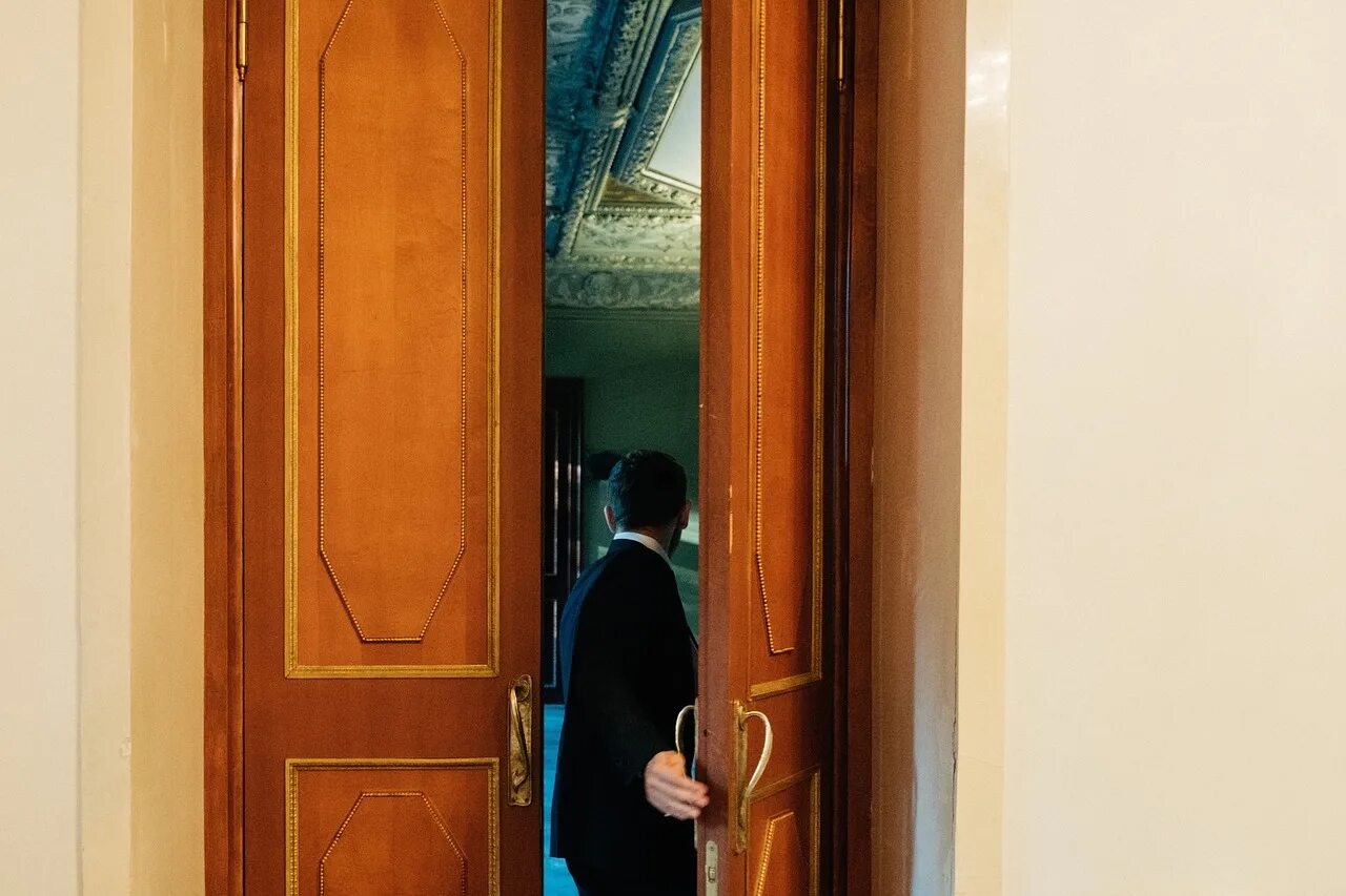 Девушка выходит из дома. Kicked the door down. Девушка входит в дверь. Женщина входит в дверь. She to open the door.