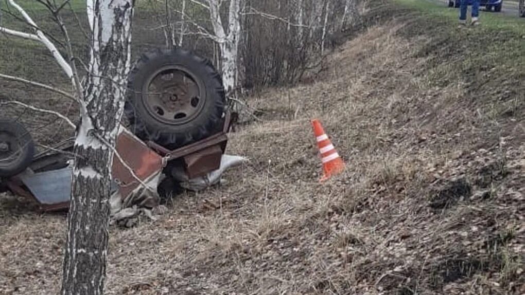 30 апреля омск. ДТП В Тюкалинском районе. УАЗ В кювете.