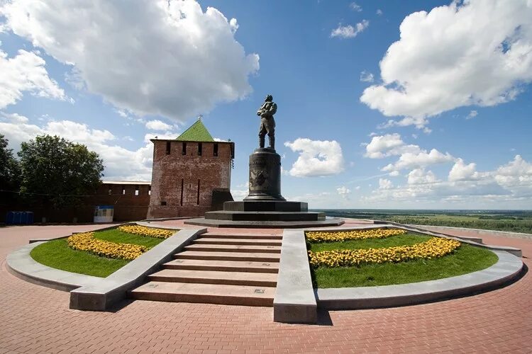 Памятник Чкалову в Нижнем Новгороде. Нижегородский Кремль памятник Чкалову. Площадь Минина и Пожарского Нижний памятник Чкалову. Чкаловская лестница Нижний Новгород памятник Валерию Чкалову.