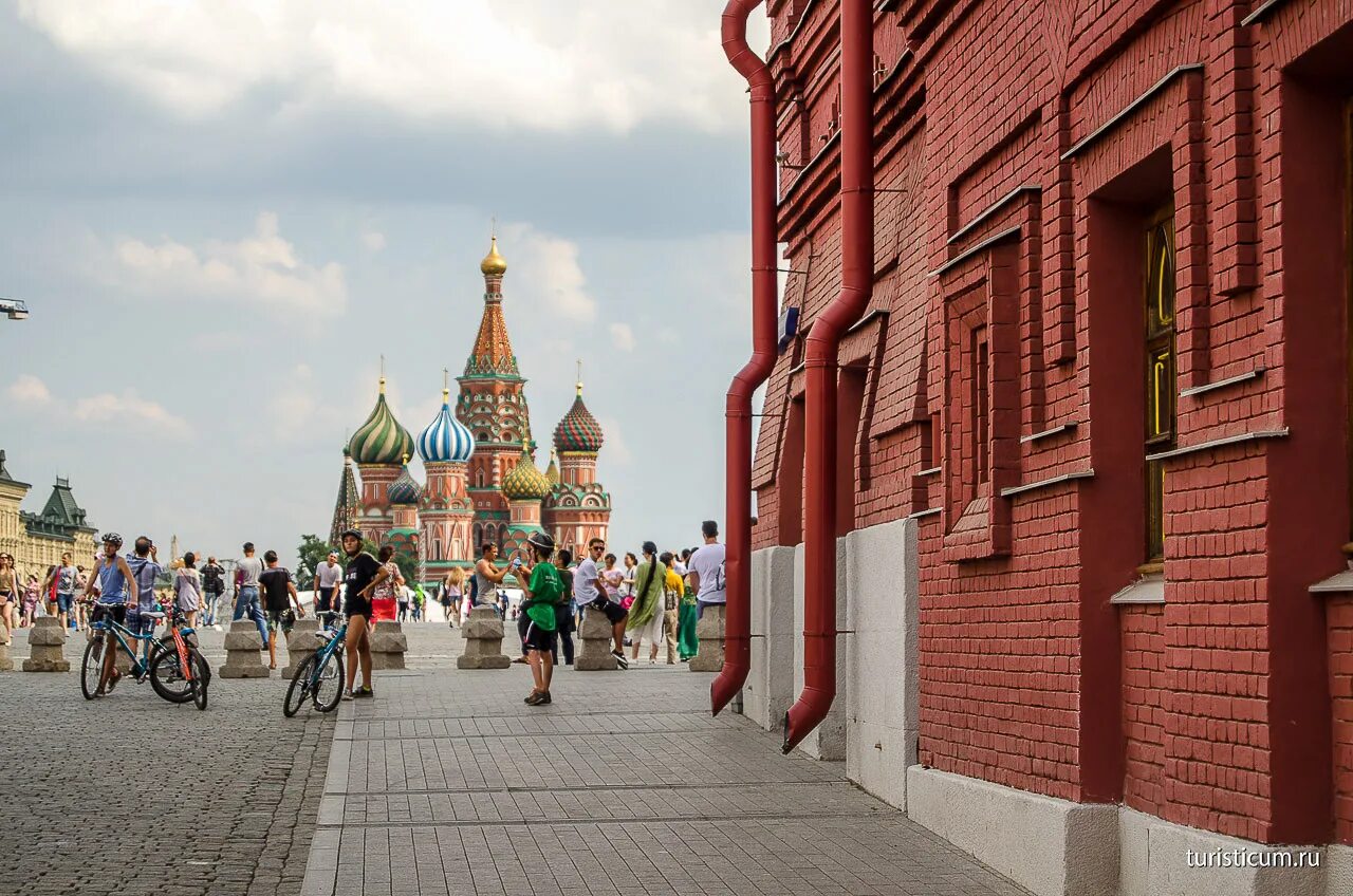 народ на красной площади в москве. сколько людей на красной площади. парад победы 2021 года на красной площади в москве. гум-каток на красной площади. много людей на площади.