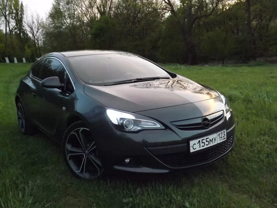 Опель тонированный. Opel astra j купе 2007. Opel astra gtc h тонировка. Тонировка 70% astra j gtc. Opel astra gtc j белая.