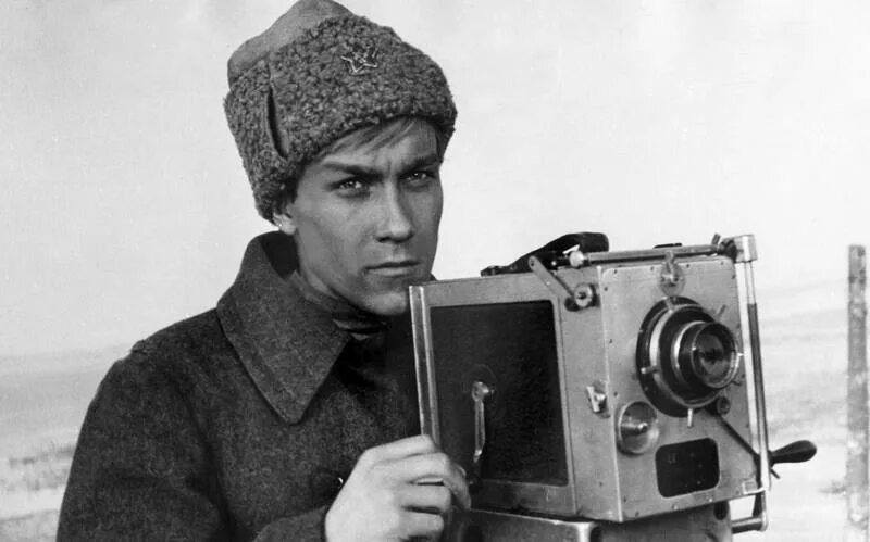2 товарища герои. Служили два товарища янковский и высоцкий. евгений карелов режиссер фото. олег янковский и владимир высоцкий. любэ служили два товарища.