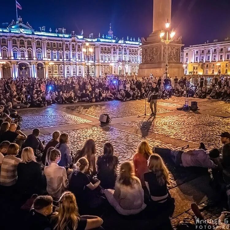 Сегодня вечером приедешь. Питер музыканты Дворцовая площадь. Дворцовая площадь концерт. Дворцовая площадь в Санкт-Петербурге вечером.