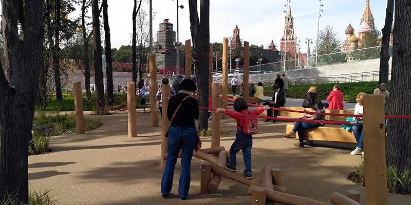 Аттракционы в парке зарядье. Парк Зарядье в Москве детская площадка. Парк Зарядье детские площадки. Парк Зарядье площадка. Детская площадка в парке Зарядье.