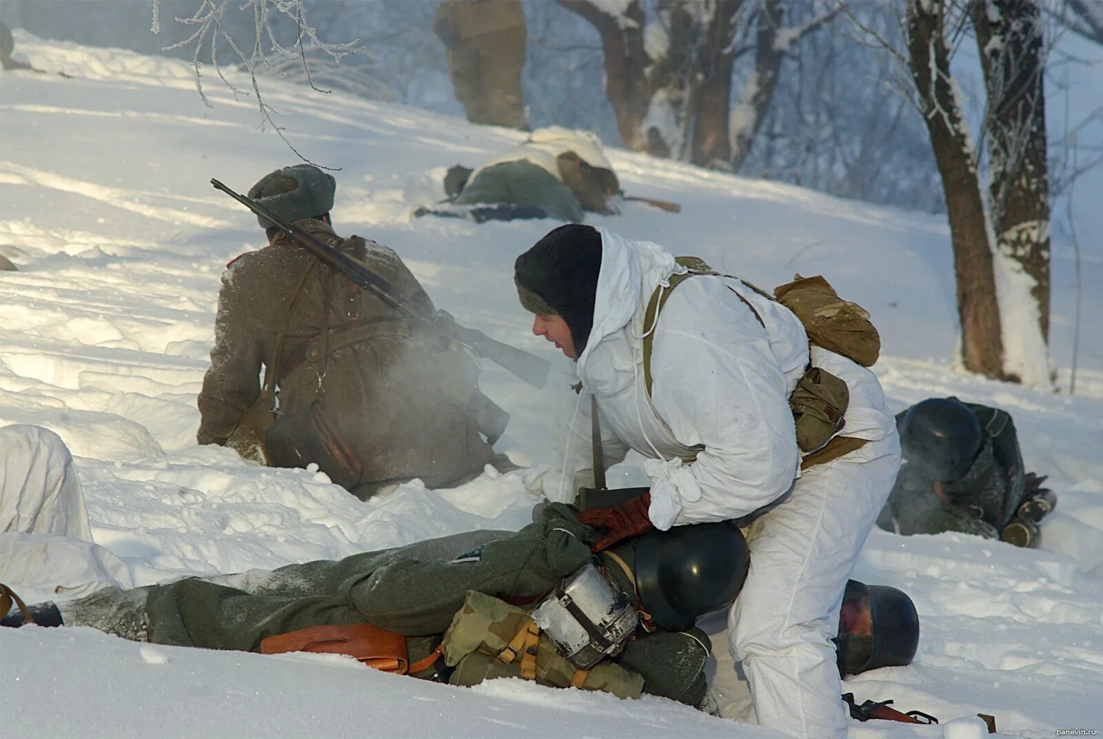 Российское нападение. Зимняя военно-историческая реконструкция. Российский солдат в атаку. Историческая реконструкция по блокаде.