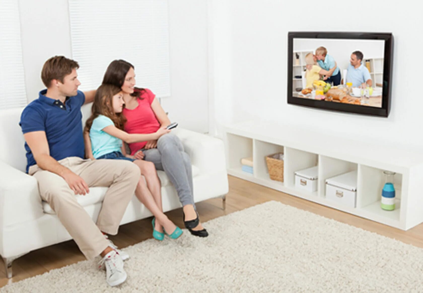Семья у телевизора. Семья возле телевизора. Семья диван телевизор. Семья смотрит телевизор.