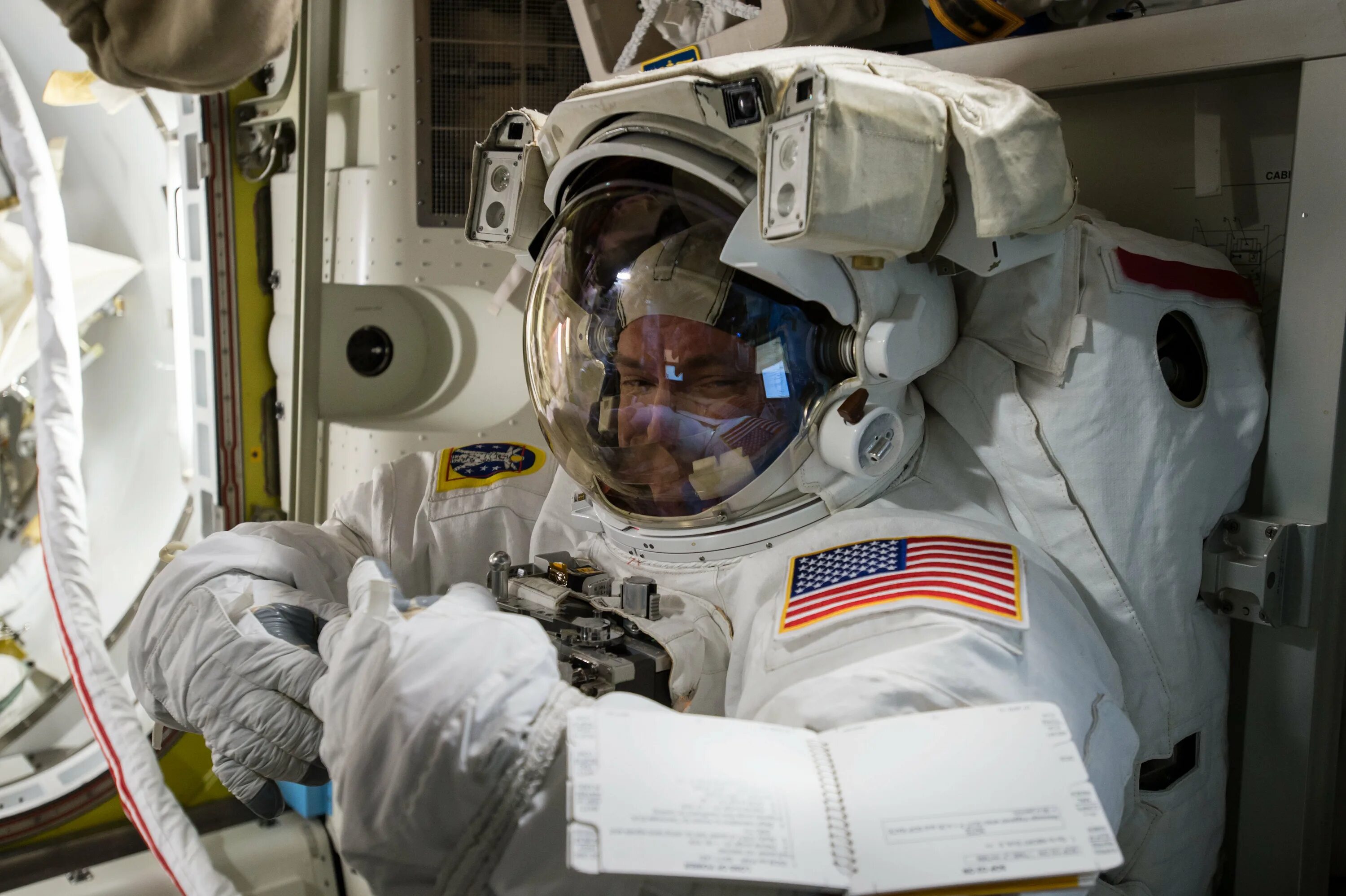 Скафандры НАСА на МКС. Американские астронавты на МКС. Скафандр МКС США. Космонавт НАСА.