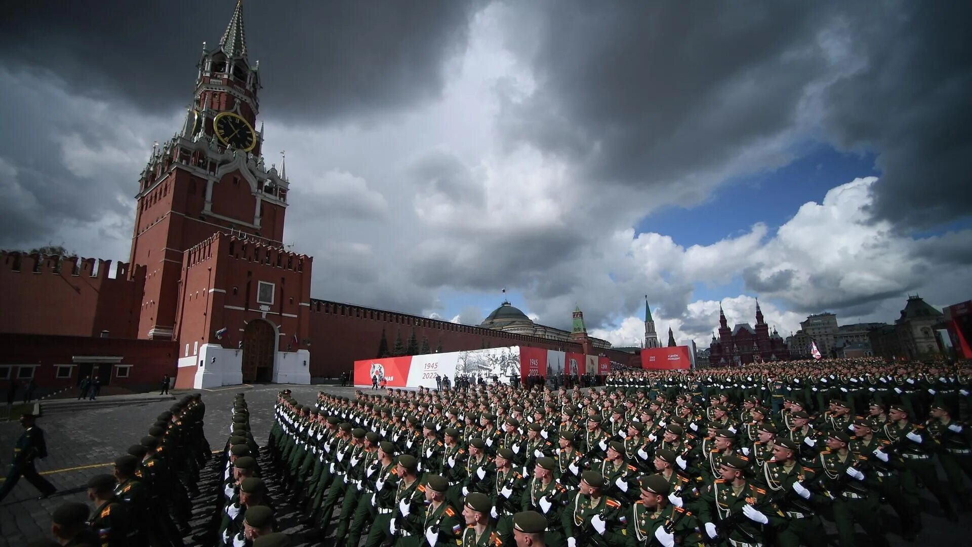 9 мая парад победы красной площади. Парад победы в москве на красной площади 9 мая. Парад на красной площади 9 мая. Май 9 красная площадь. Кремль парад 9 мая.