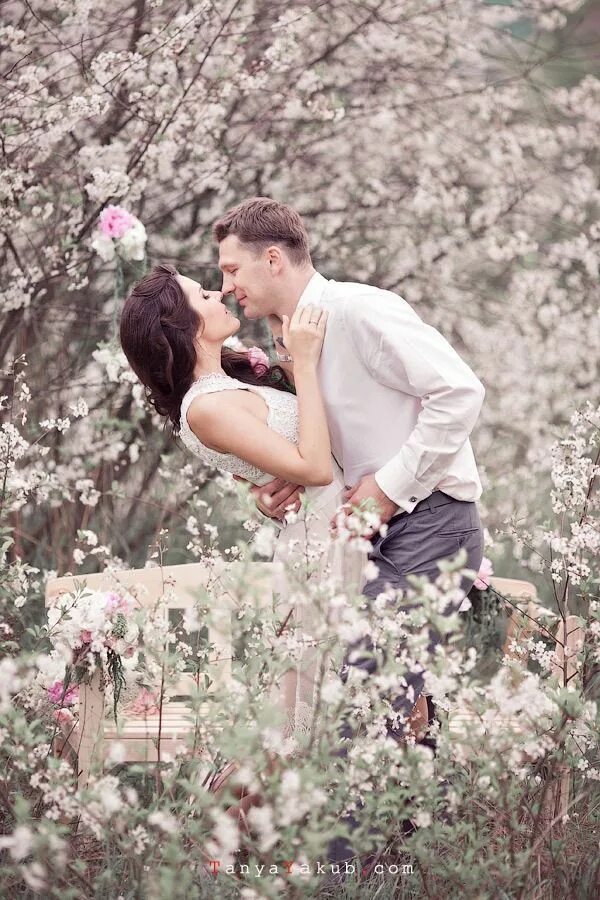 Пара яблонь. Пара в цветущем саду. Мужчина в цветущем саду. Фотосессия в цветущих садах. Love story в цветущем саду.