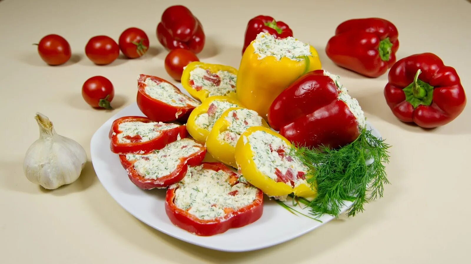 Перец закуска рецепты. Закуска из болгарского перца. перец фаршированный сыром. перец фаршированный сыром и чесноком. фаршированный сладкий перец.