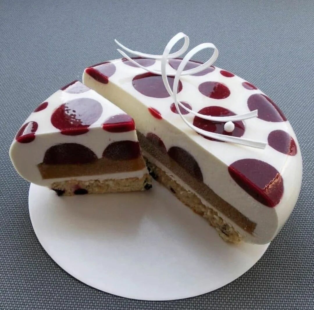 Торт необычной формы. Необычные Десерты. Необычные разрезы тортов. Пирожное необычной формы.