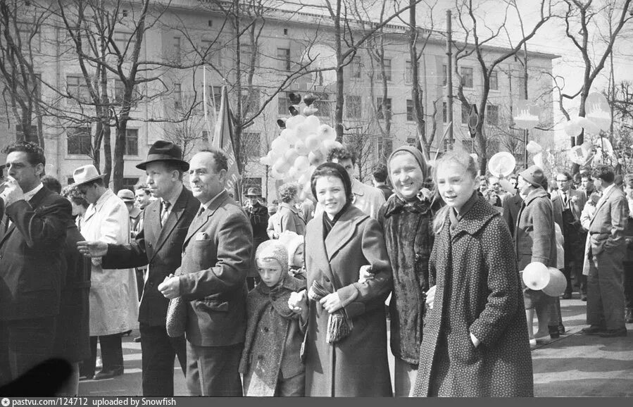 1 мая старые фото. 1 Мая Ленинград 1960-е г.. Первомайская демонстрация в СССР 70е. Первомай в СССР проспект Калинина. Демонстрация 1 мая в СССР.