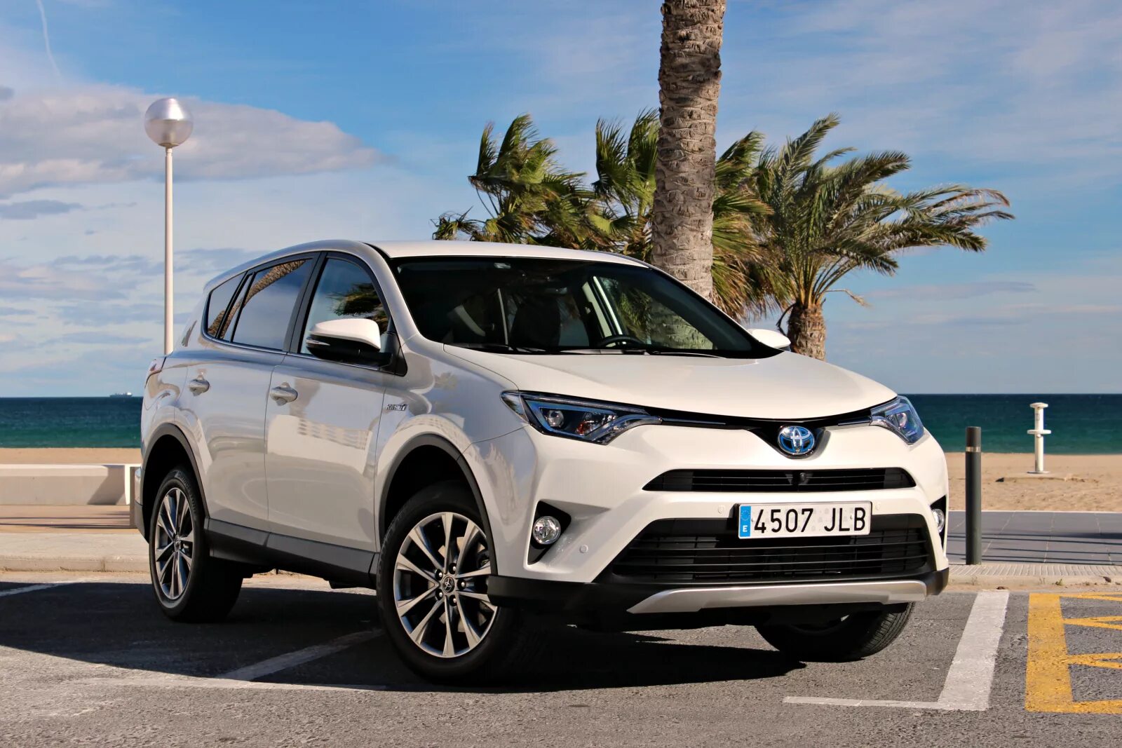 Тойота рав 4 4. Белая Тойота rav4. Тойота рав 4 белая. Тойота рав 4 в новом кузове.