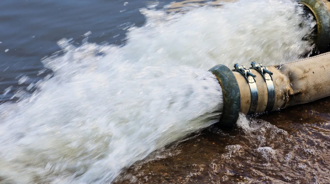 Трубопровод вода. Поток воды в трубе. Огромная труба в воде. Вода из трубы.