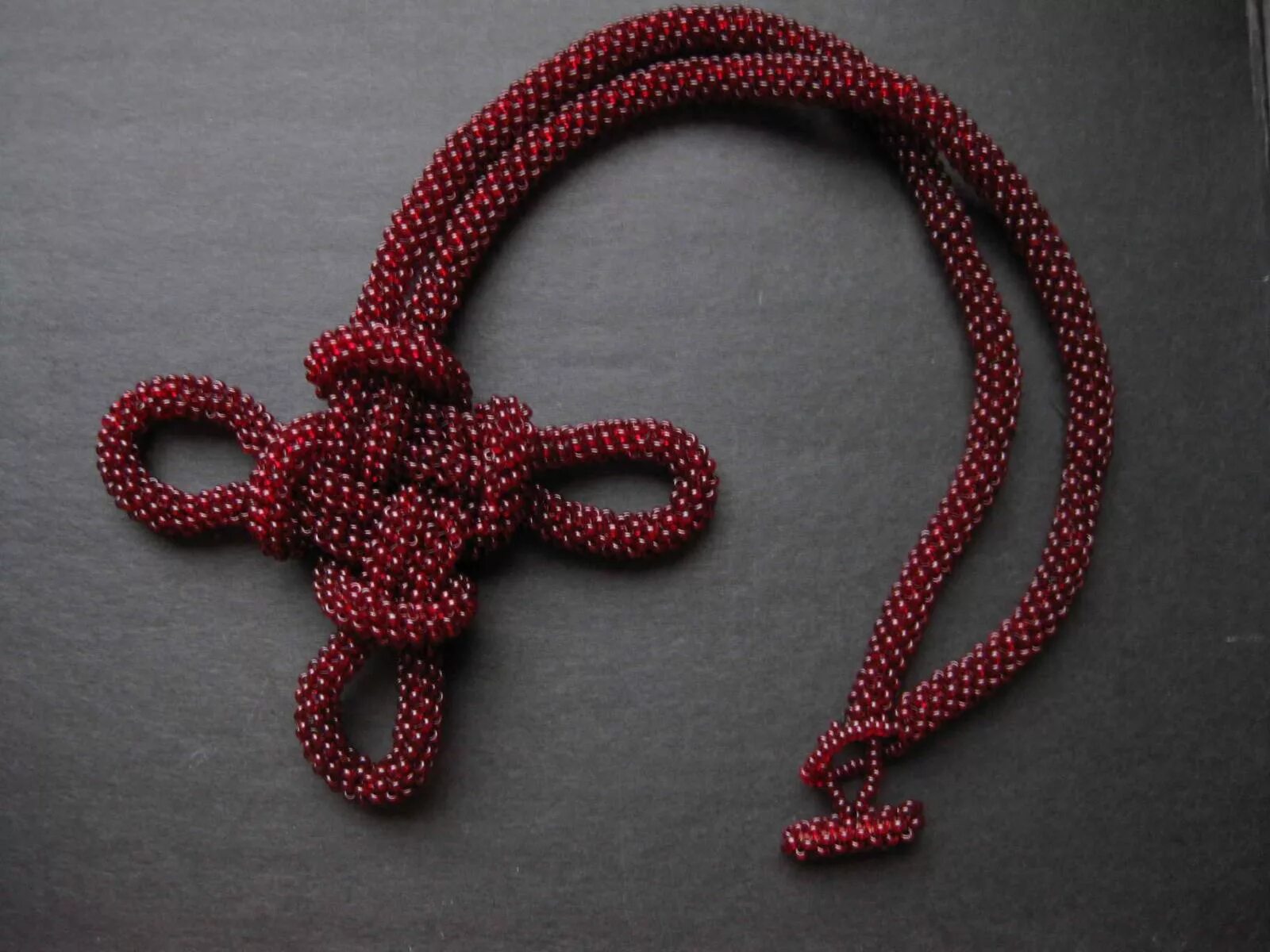 Узел на леске в бисероплетении. Украшение на шею из веревки. Узелок для браслета из бисера. Узлы лариат схема. Узел для браслета.